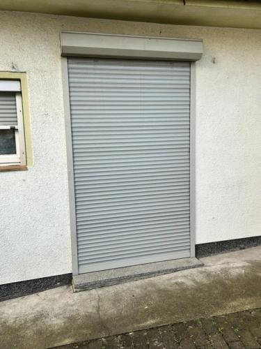 Rollos an Tür und Fenster
