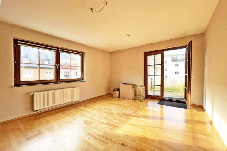 Wohnzimmer mit Balkonzugang