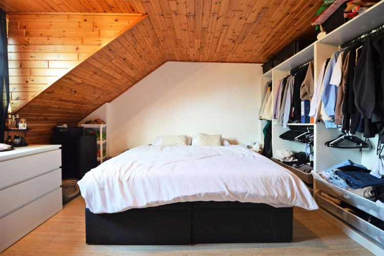 Schlafzimmer DG links