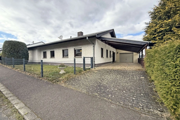 Einfamilienhaus mit Garage