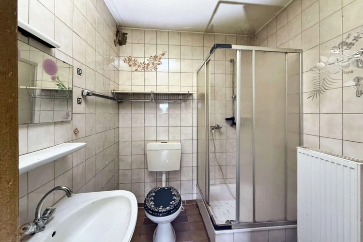 Praktisches Badezimmer im UG