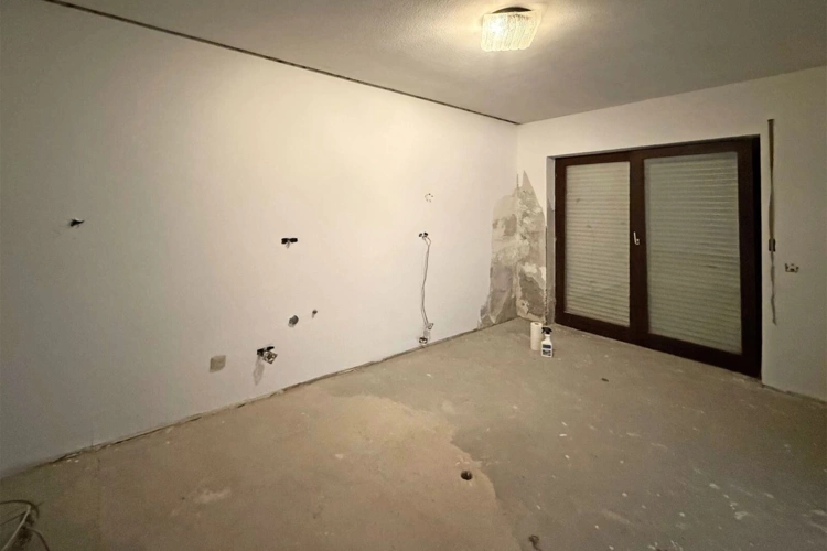 Durchgangszimmer im UG