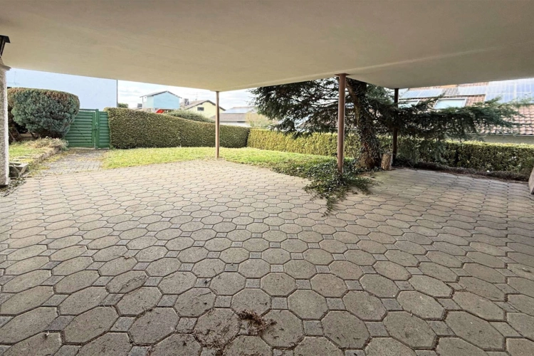 Überdachte Terasse mit Garten