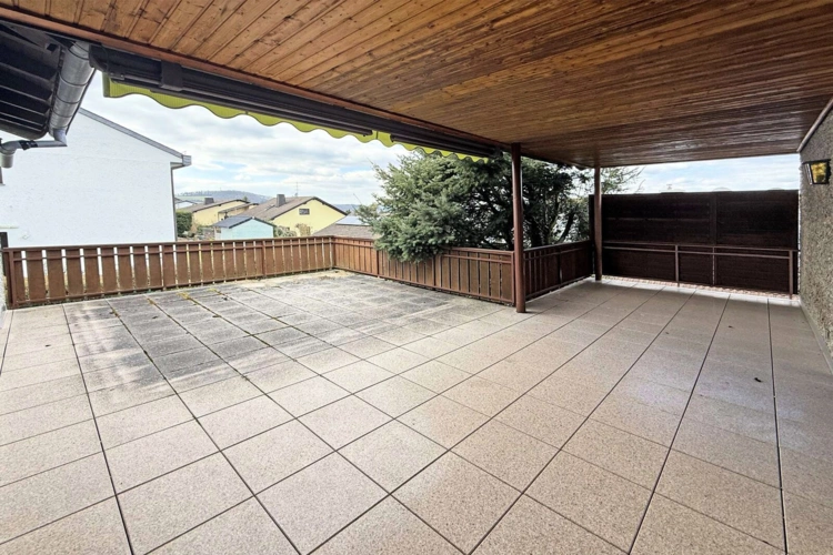 Schöner überdachter Balkon