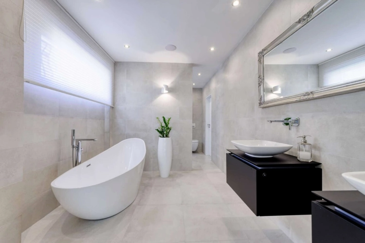 Hauptbad mit freistehender Wanne