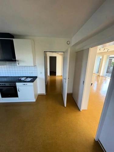 20 Küche mit Blick ins Wohnzimmer und Flur