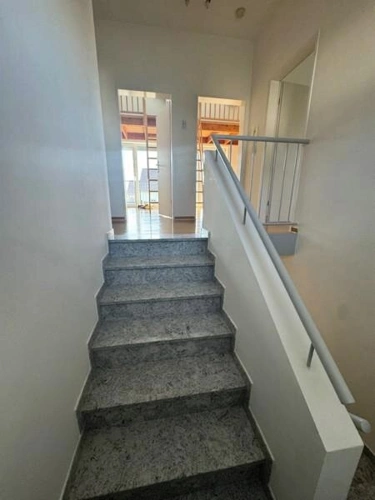 26 Treppenhaus OG mit Blick in 2 Zimmer mit den Galerien