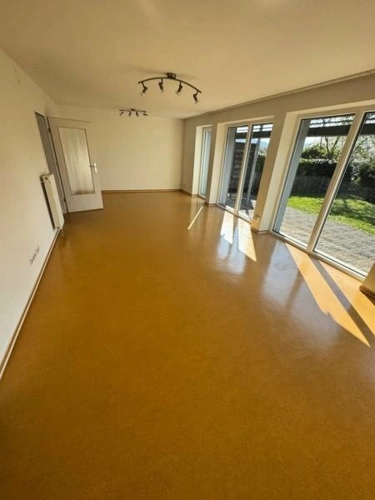 24 Wohnzimmer mit Blick auf Terrasse
