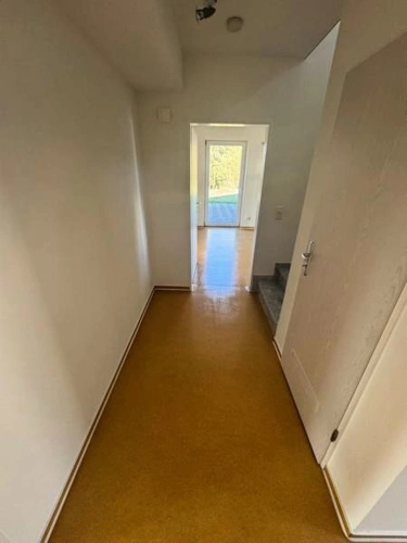 14 Flur zum TrH und Technik unter der Treppe