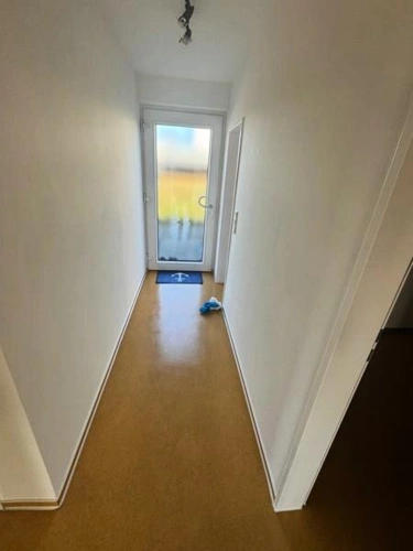 10a Flur zum Eingang - vorne rechts Gäste WC