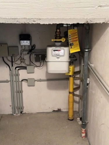 16 Technik unter der Treppe Gas