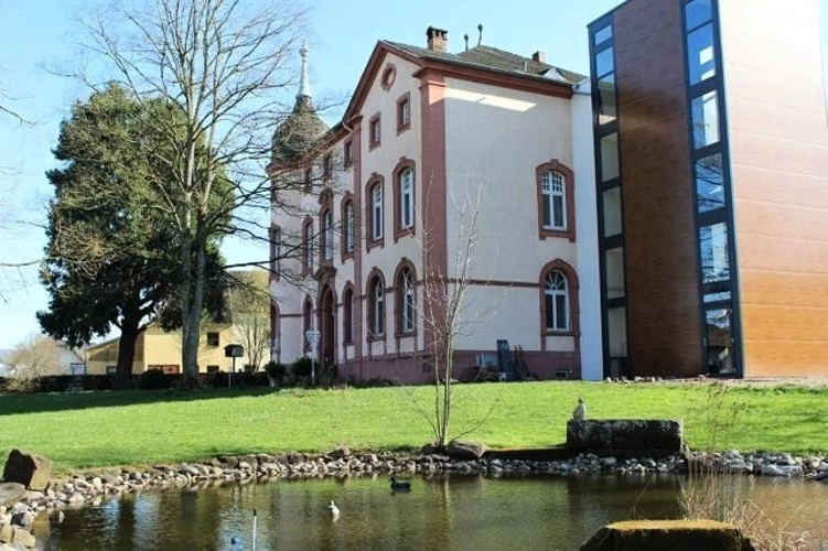 HB1 Schloß Ayl Ansicht Nord m. Aufzugturm