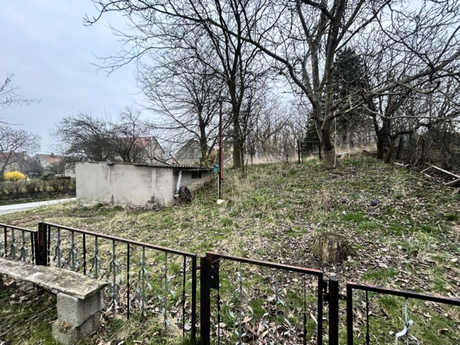 Blick auf Grundstück mit Garage