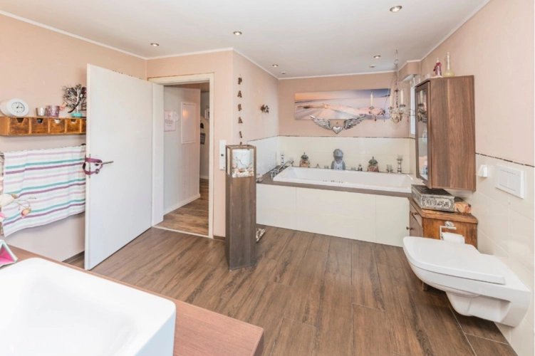 Badezimmer mit Wirlpool EG Wohnung