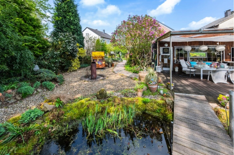 Teich und Gartenhäuschen