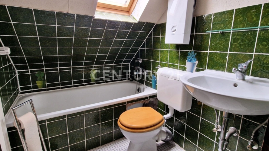 Wannenbad Dachgeschoss links