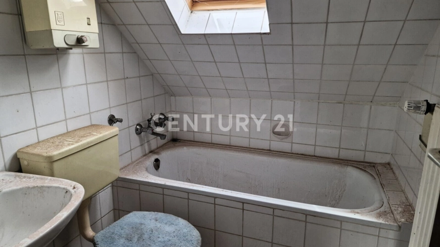 Wannenbad Dachgeschoss rechts