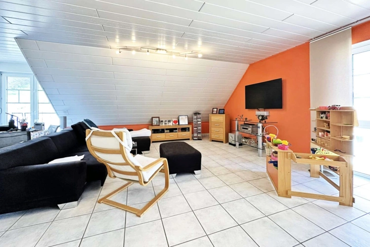 großzügiges Wohnzimmer