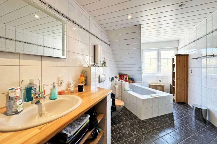 großes Badezimmer
