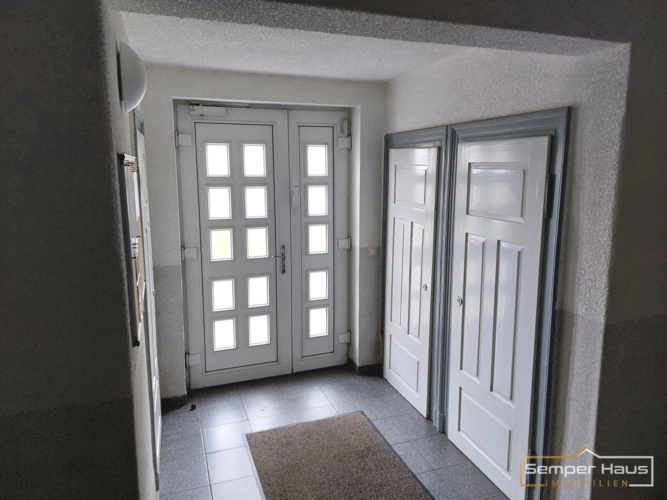 Haustür und Abstellräume