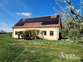 Modernisiertes Einfamilienhaus mit Photovoltaikanlage und Pool auf großem Grunds...