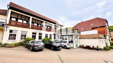 Opulente Gästehausanlage mit 13 Zimmern,2 Sälen,Gastronomiebetrieb + Betreiberwo...