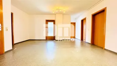 Schöne zentral gelegenes Büro mit drei Balkonen und Tiefgaragenstellplatz