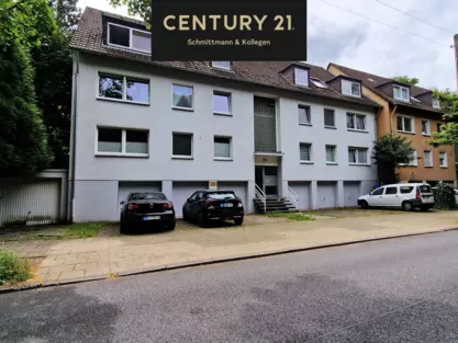 8-Parteien-Haus in grüner Umgebung inklusive 7 Garagen